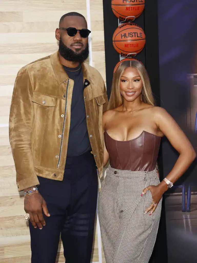 El jugador de baloncesto estadounidense LeBron James y su esposa Savannah Brinson