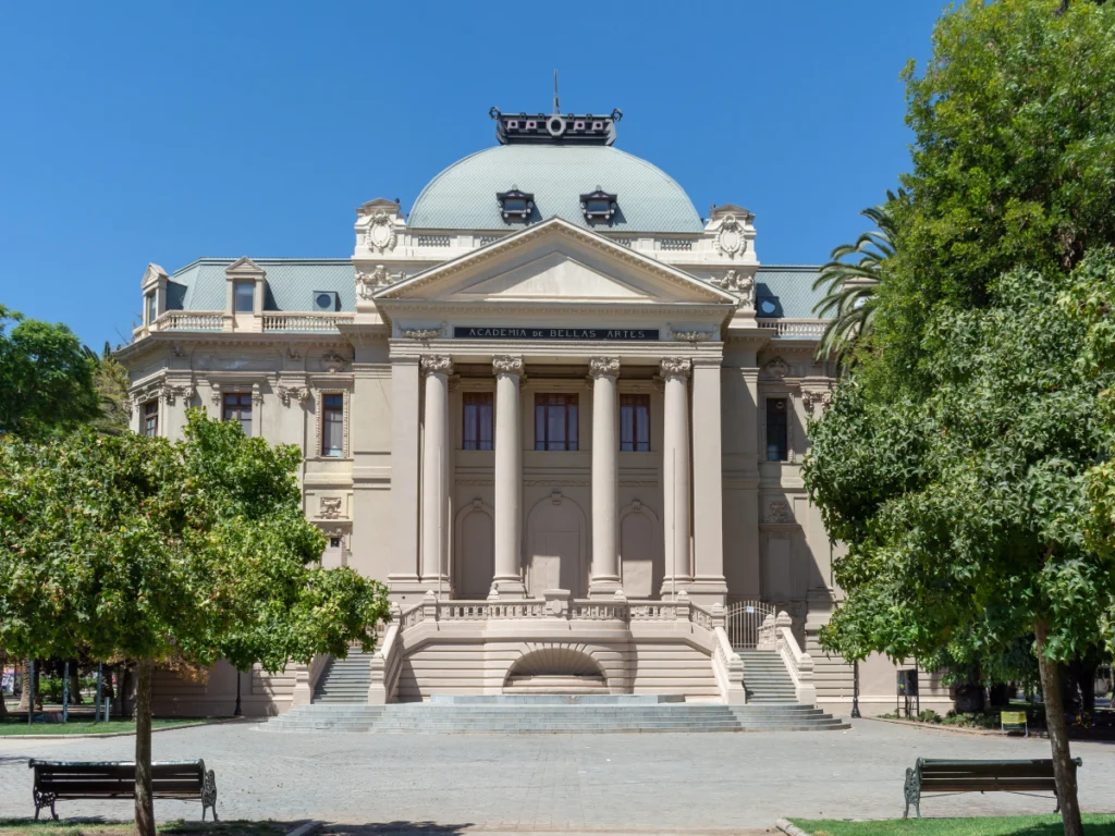 museos-de-santiago-3-mejores-museos-para-ver-en-la-capital-cultura-chilena-galerias-de-chile-MAC-MiCasino