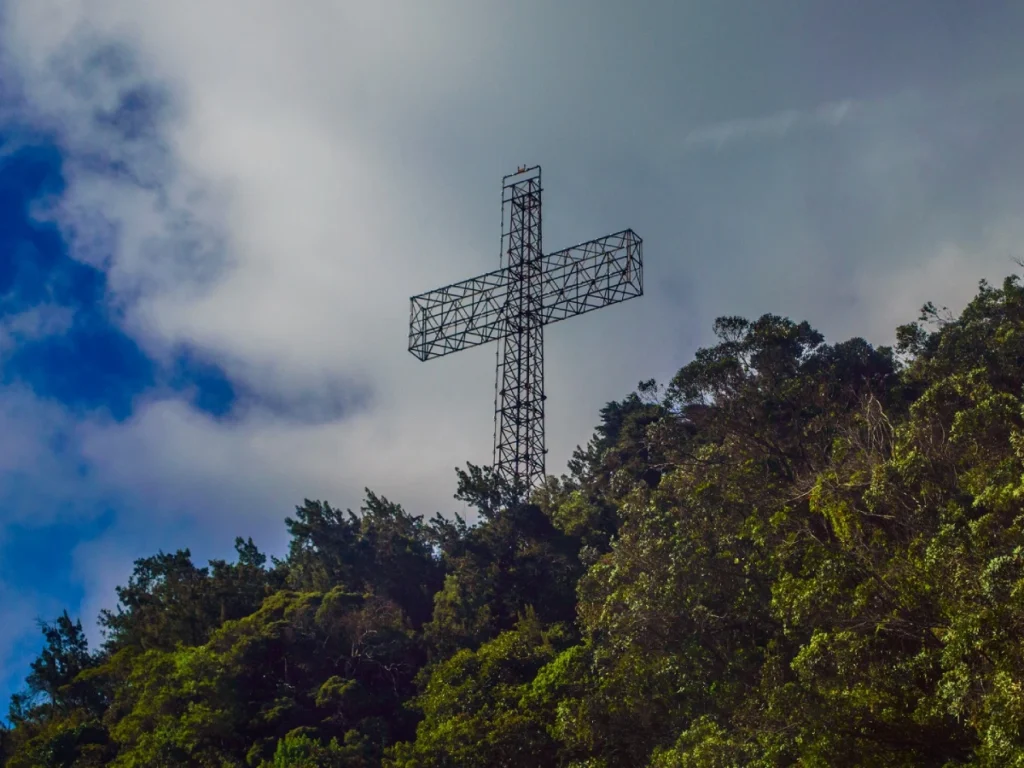 senderismo-en-caracas-rutas-de-montana-excursionismo-deporte-al-aire-libre-cruz-del-avila-MiCasino