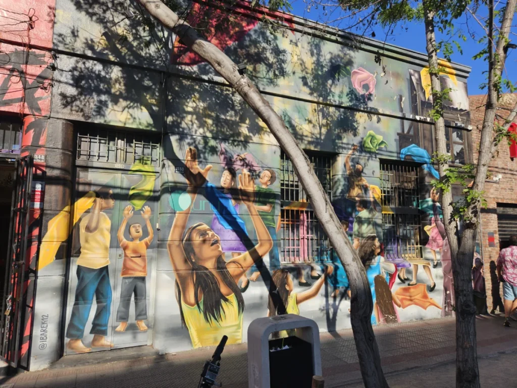 Conoce-Barrio-Italia-el-rincon-bohemio-y-secreto-de-Santiago-Mural-MiCasino