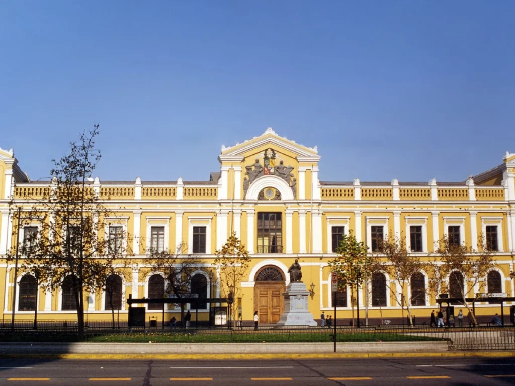 Descubre-las-4-mejores-universidades-chilenas-y-que-carreras-estudiar-en-ellas-universidad-de-chile-MiCasino