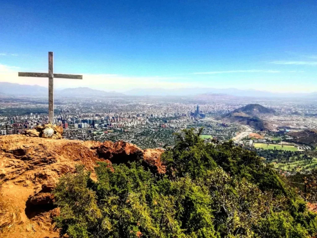 Hacer-trekking-en-Santiago-3-rutas-de-montana-para-conectar-con-la-naturaleza-Cerro-Manquehito-MiCasino