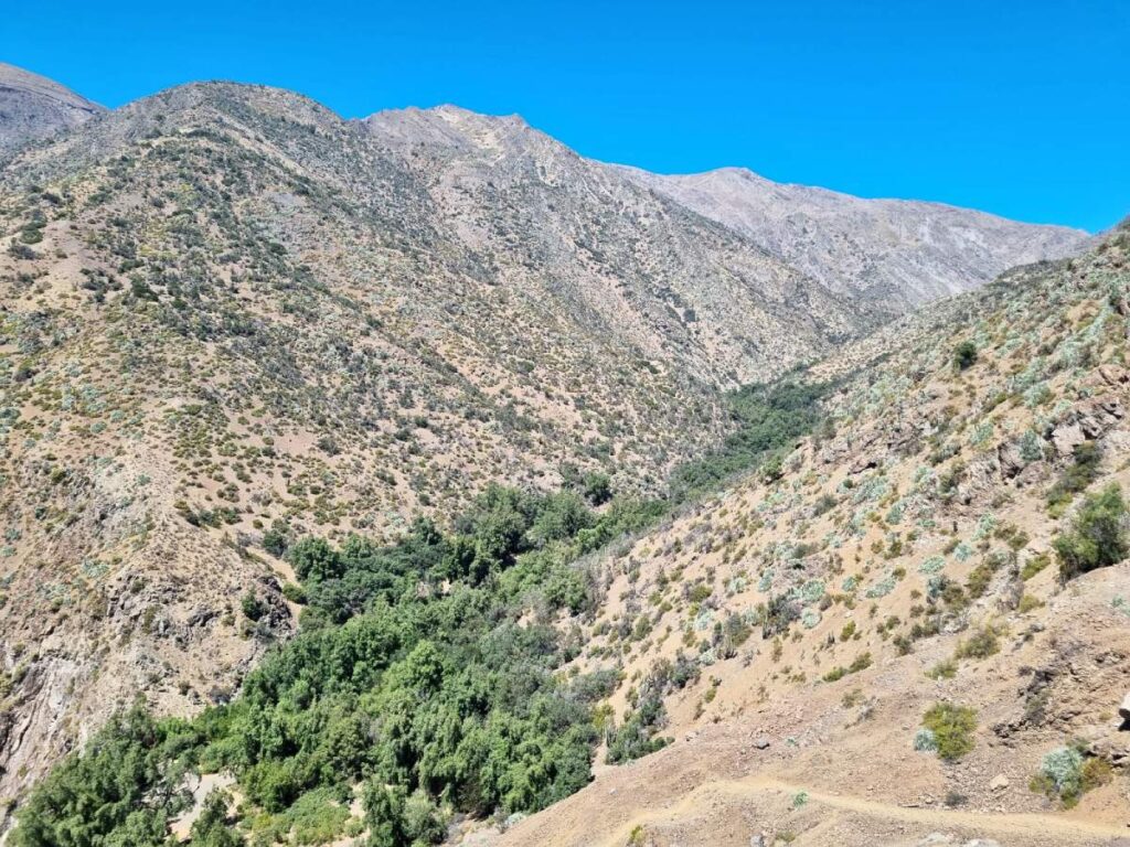 Hacer-trekking-en-Santiago-3-rutas-de-montana-para-conectar-con-la-naturaleza-El-Vallecito-MiCasino