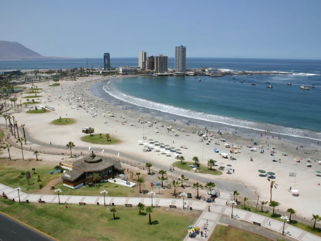 Mejores-playas-de-Chile-3-destinos-imperdibles-para-visitar-en-vacaciones-Playa-Cavancha-MiCasino