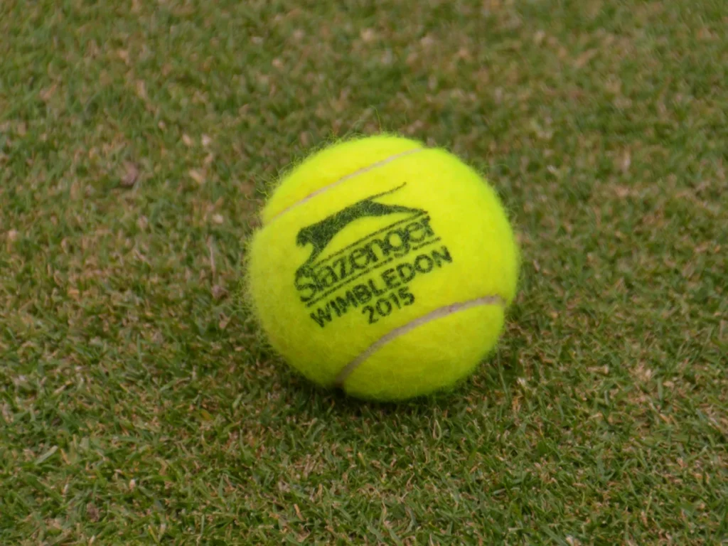 Principales-tradiciones-de-Wimbledon-el-torneo-mas-antiguo-del-tenis-patrocinio-pelotas-MiCasino
