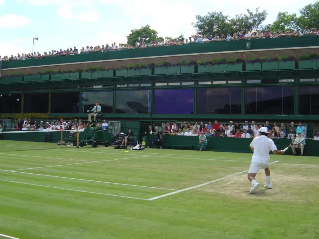 Principales-tradiciones-de-Wimbledon-el-torneo-mas-antiguo-del-tenis-vestimenta-blanca-MiCasino